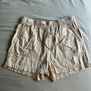 Old navy Tan cream cotton shorts size small
100% cotton